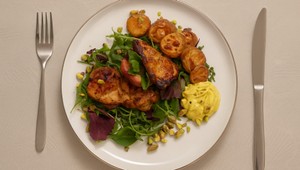 Grilované kuracie stehná s broskyňou po taliansky, pistáciová majonéza, pečené zemiaky