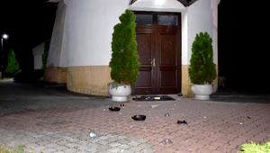 Krížom udieral do vstupných dverí a dlažobnými kockami rozbil viacero vitrážových okien. Vandal zničil Národnú kultúrnu pamiatku