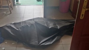 Šokujúce 12-hodinové čakanie na obhliadajúceho lekára: Telo ležalo na podlahe penziónu