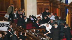 V parlamente tiekla krv! Poslanci sa pobili