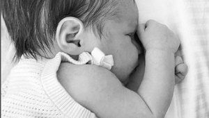 Ďalšie celebritné bábo je na svete! Pre herecký pár je to už tretie!