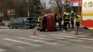 Nehoda v Bratislave obmedzila dôležitú križovatku