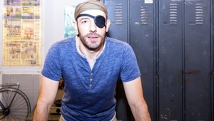 Oko zo seriálu ZOO prišiel o oko. Vypichol mu ho pštros