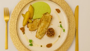 Pstruh na bylinkách s pečenými zemiakmi, hráškovým pyré a krémom z pečeného cesnaku