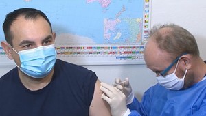 Peter Pollák sa dal zaočkovať. Chce motivovať Rómov a vyvrátiť hoaxy