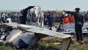 Vojenské lietadlo sa zrútilo na obytnú štvrť, hlásia obete