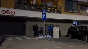 Streľba počas rozpletania drogového biznisu. Po jedného zo zadržaných prišla sanitka