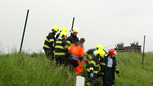 Dramatická nehoda na mokrej D1: Auto staršieho páru skončilo na streche