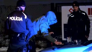 Situácia, aká sa každý deň nevidí: Muži viezli na kapote ženu, ktorá kričala o pomoc