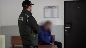 Muž sa mal vyhrážať svojej družke a jej dcére. Sudkyňa ho poslala do väzby