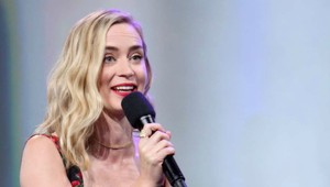 Emily Blunt sa pridala k najobľúbenejšej skupine 90. rokov! Takto im to spolu ladí!