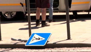 Hrozivo vyzerajúca nehoda v centre Bratislavy. Odstavená bola aj mestská hromadná doprava