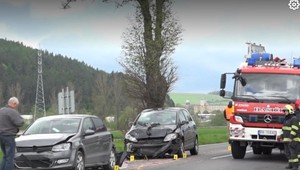 Zrazili sa tri autá. Jedného vodiča museli odviesť do nemocnice