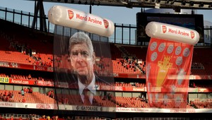 Na zápas nesmú, Wenger prezentoval knihu v natrieskanej sále