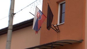 Mimoriadne krutá smrť. Muža (57) mal niekto udrieť do hlavy a následne podpáliť