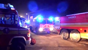 Ničivý požiar zachvátil strechu rodinného domu. S plameňmi bojovalo 12 hasičov