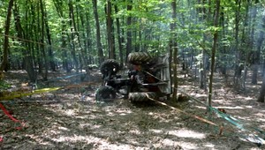 Pod prevráteným traktorom ostal zakliesnený muž