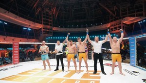 Experimentálny MMA zápas troch proti jednému mal očakávaný koniec