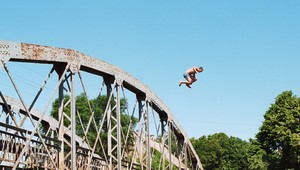 Erik (14) spadol z mosta, budú ho operovať