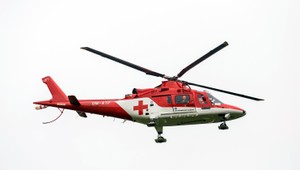 Záhradný altánok privalil dve ženy, zasahoval vrtuľník