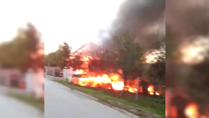 FOTO: Plamene zachvátili rodinný dom, jeden muž skončil v nemocnici