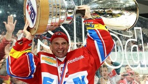 Pardubice opäť zničili pohár pre majstra, na súkromnej oslave Dominika Hašeka