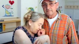 Po dvadsiatich rokoch snaženia porodila žena (60) dcéru. Muž ju vzápätí opustil