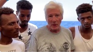 Nasťahuje si k sebe 160 utečencov? Známemu hercovi to odporučil nahnevaný politik