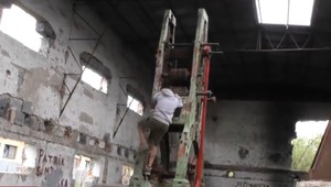 V Medzilaborciach už viac ako 20 rokov chátra budova. Ľudia objekt rozkrádajú