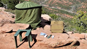 InstaPrivy: Prenosný stanový záchod, keď to na vás pri fotení príde...