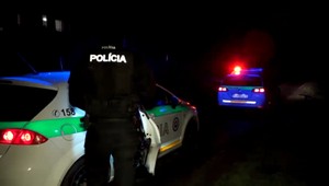 Muž bodol manželku nožom do krku. Podľa jeho slov žili spolu aj so svokrou a už to nezvládal