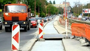 Vodiči trčia v zápchach, stavební robotníci sa nikam neponáhľajú