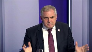 Debata v NR SR sa poriadne vyostrila: Ticho, ja mám slovo, shut up! kričí Michelko a hovorí o idiotovi