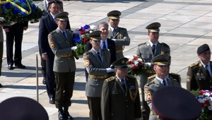 Slovenskí politici si pripomínajú víťazstvo nad fašizmom. Vence položili na rôznych miestach