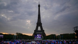 Bola to stávka? Muž zoskočil padákom z Eiffelovej veže, zasahovala polícia