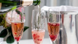 Premeňte šumivé víno na exkluzívny drink: 3 tipy na TOP silvestrovský prípitok