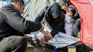 Utečenka porodila v Idomeni. Fotografia jej dieťaťa obletela svet