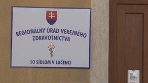 V okrese Lučenec pokutovali prvých ľudí za porušenie domácej karantény