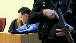 Mikuláš Černák sa opäť postavil pred súd, strážili ho kukláči