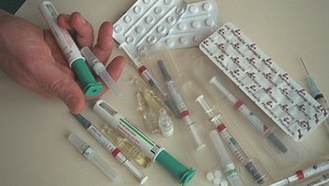 NAKA zadržala pre neoprávnené zaobchádzanie s anabolikami a liekmi sedem osôb