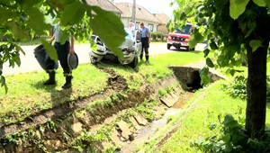 S autom vyletel z cesty a skončil v priekope. Vodič (57) utrpel poranenie hlavy