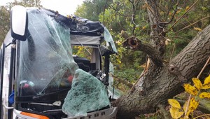 Tragická dopravná nehoda pri obci Prievaly: Náraz do stromu vzal život vodičovi autobusu