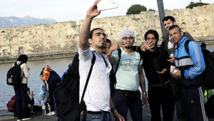 Zúfalí utečenci na ostrove Kos: taška Gucci a v ruke iPhone, opisuje Grék