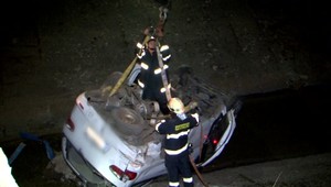 Auto na moste prerazilo zábradlie a zrútilo sa z výšky piatich metrov do potoka