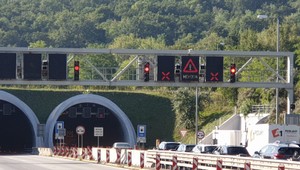 Nehoda v Sitine odstavila premávku. Auto skončilo prevrátené na boku