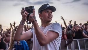 Brooklyn Beckham dostal prácu, zamestnala ho jeho vlastná matka