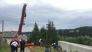 Kuriózna nehoda pri Starej Ľubovni. Kamión skončil naruby v priekope