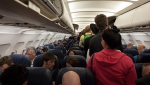 Žena išla počas letu na toaletu. Našli tam po nej novorodenca zabaleného v igelitke