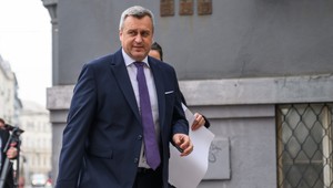 Na kritiku politológa reaguje šéf SNS slovami: Starajte sa o štát, kde ste sa narodil.