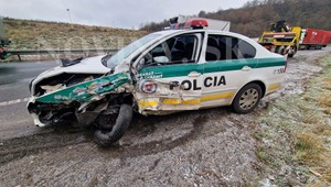 Nehoda troch áut vo Zvolene: Policajt, sprevádzajúci dodávku s migrantmi, dostal mikrospánok